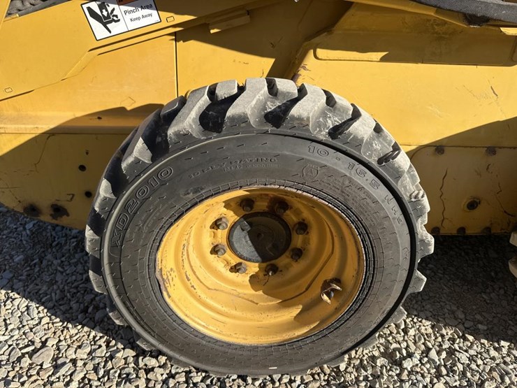 john-deere-240-image-38