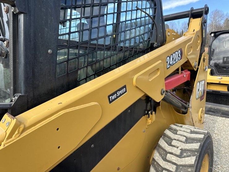 2022-caterpillar-242d3-image-13