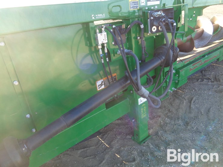 2023-john-deere-c12r-image-11