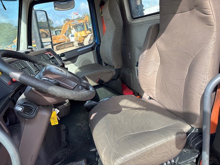 2015-volvo-vnl42t300-image-9