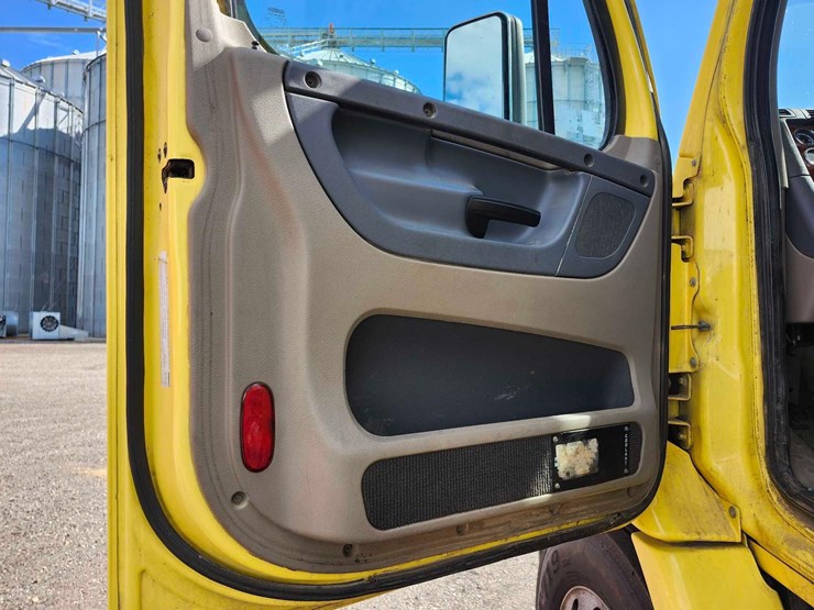 2016-freightliner-semi,-tag-#647-image-17