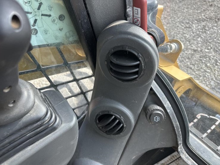 2022-caterpillar-242d3-image-40