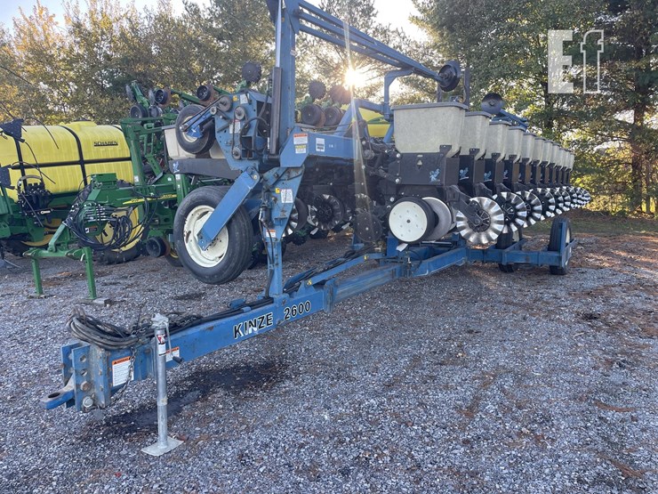 1997-kinze-2600-image-2