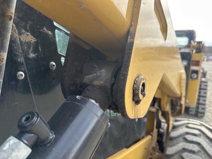 2016-caterpillar-262d-image-21