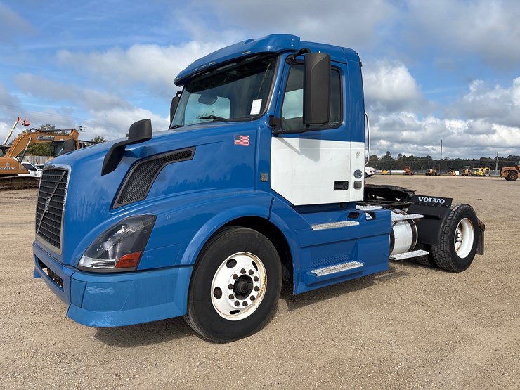 2015-volvo-vnl42t300-image-1