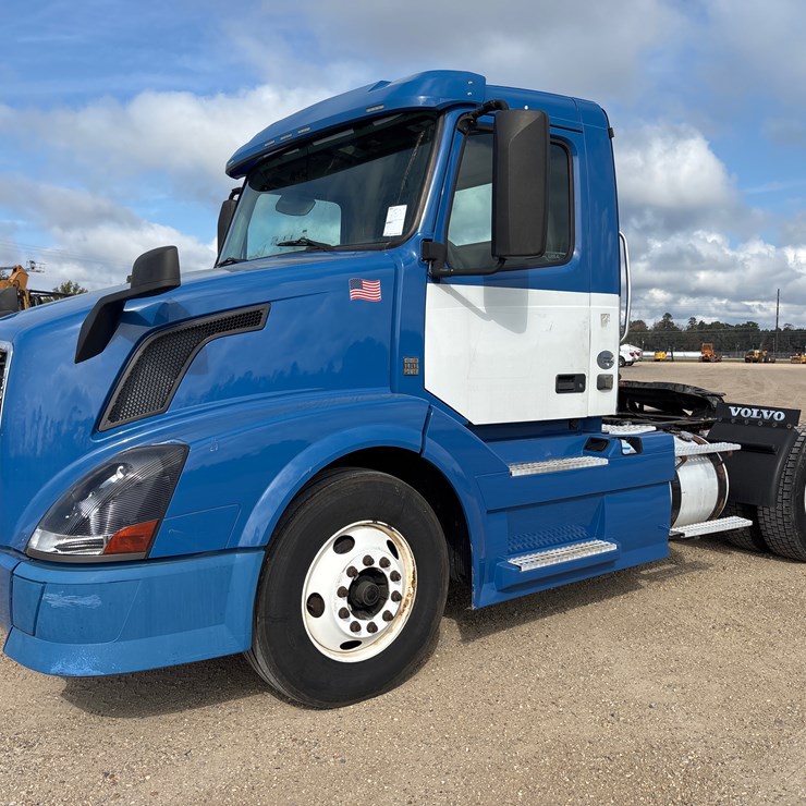 2015 VOLVO VNL42T300