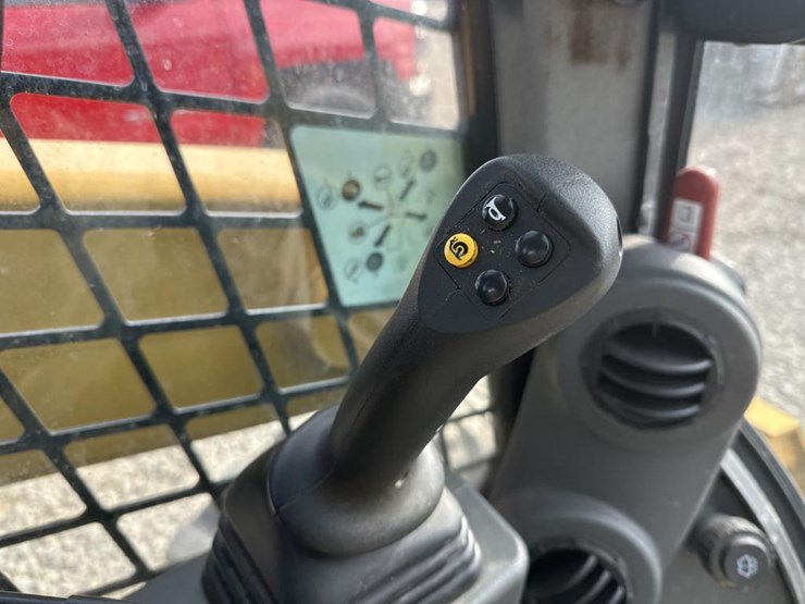 2022-caterpillar-242d3-image-32