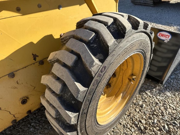 john-deere-240-image-37