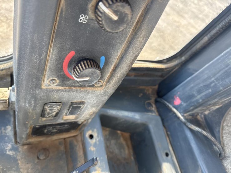 2016-deere-624k-image-55