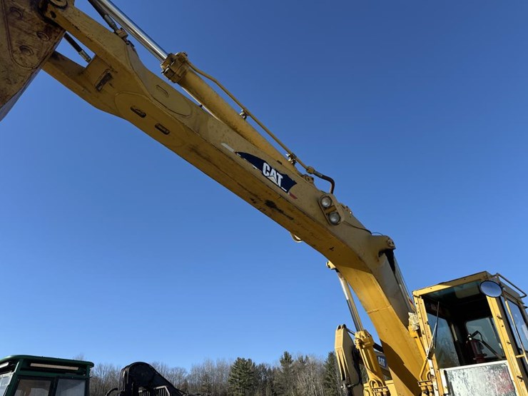 caterpillar-235-image-21