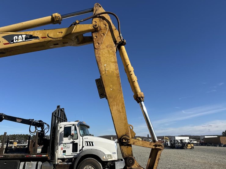 caterpillar-235-image-19