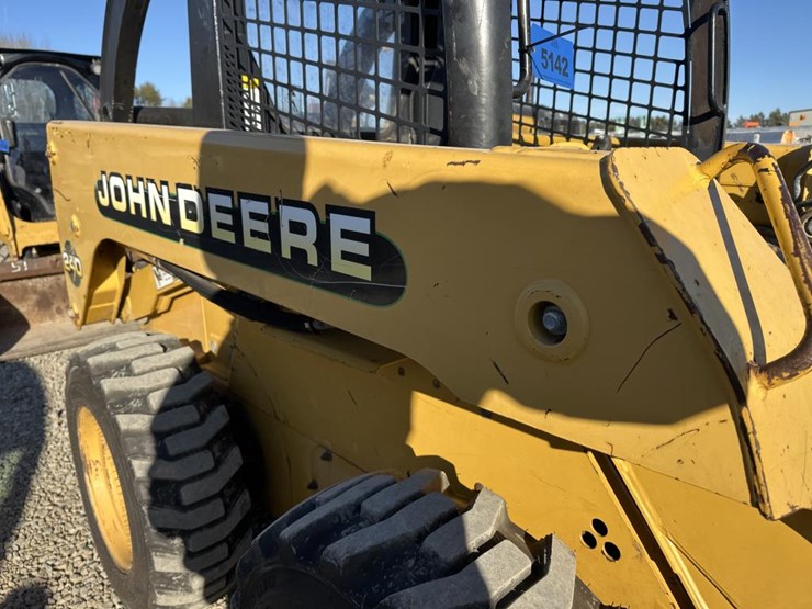 john-deere-240-image-18