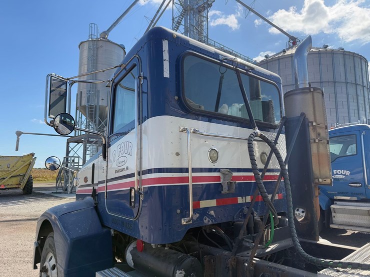 peterbilt-semi-tractor-image-11