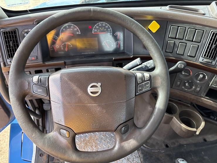 2015-volvo-vnl42t300-image-11