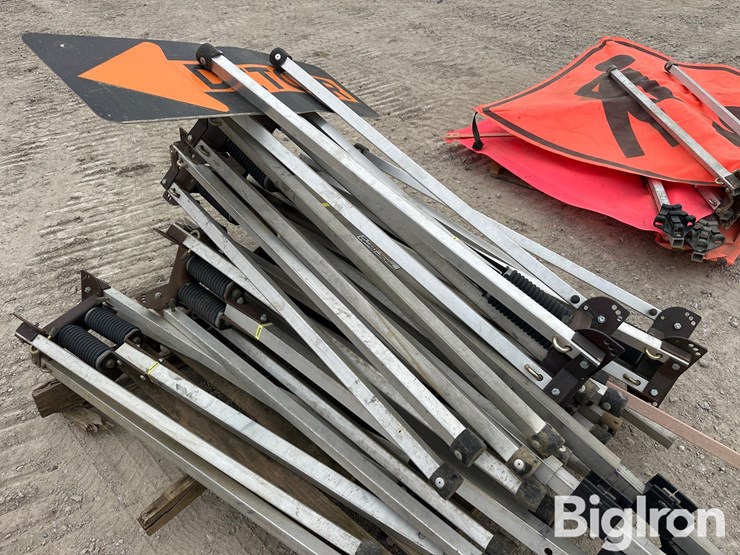 road/construction-barricades,-signage-&-stands-image-11