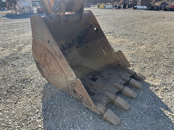 caterpillar-235-image-27