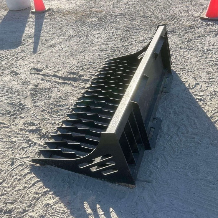 wildkat /Rock Skeleton Bucket