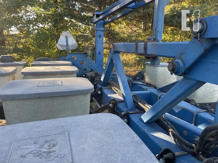 1997-kinze-2600-image-16