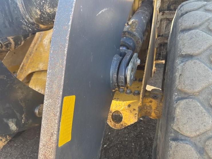 2016-deere-624k-image-17