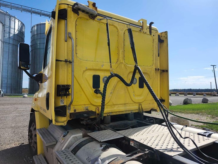 2016-freightliner-semi,-tag-#647-image-10