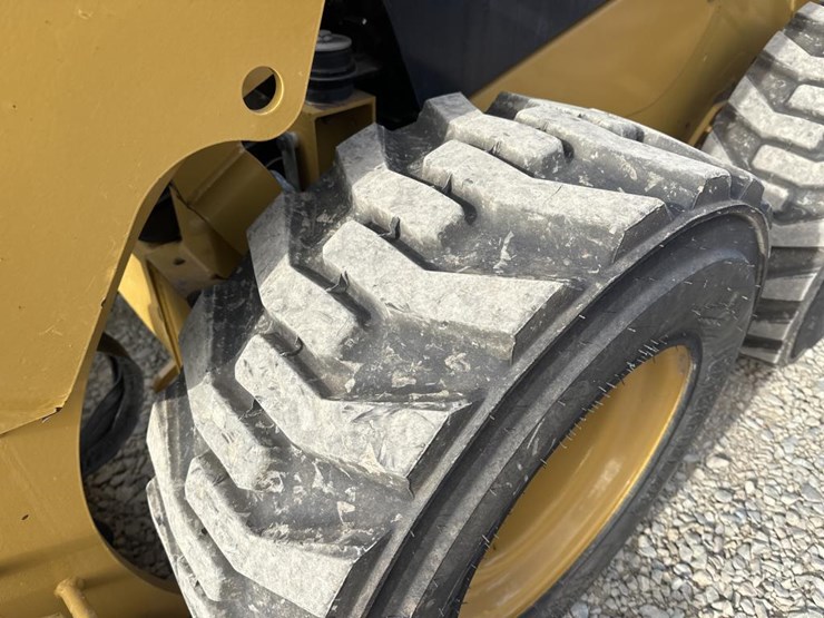 2022-caterpillar-242d3-image-42