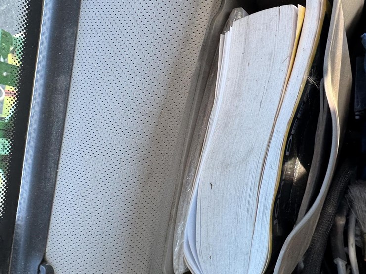 2013-john-deere-8235r-image-24