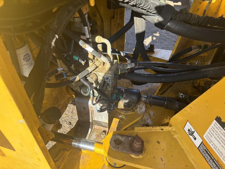 2016-deere-624k-image-30