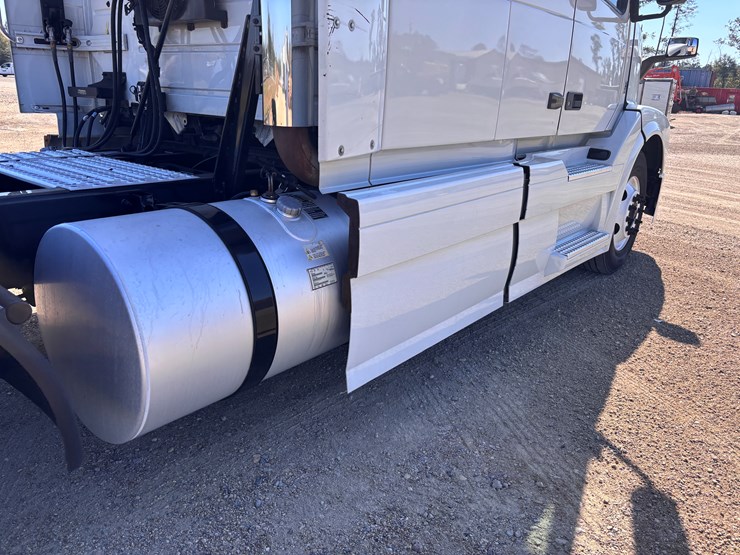 #16202-•-2015-volvo-image-9