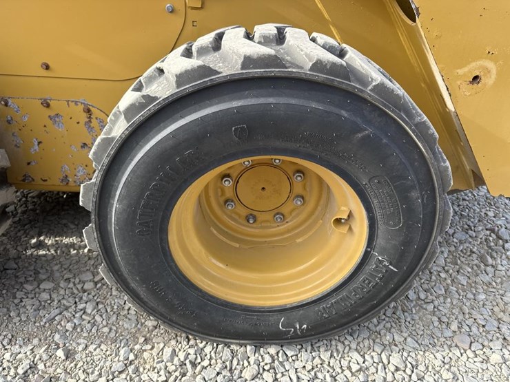 2022-caterpillar-242d3-image-43