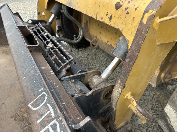 2016-caterpillar-262d-image-11