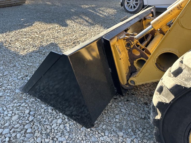 john-deere-240-image-10