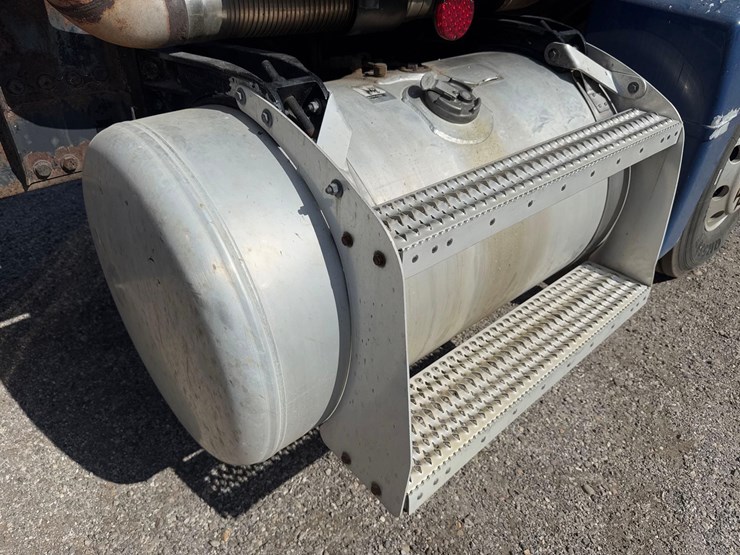 peterbilt-semi-tractor-image-13