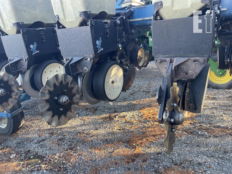 1997-kinze-2600-image-7