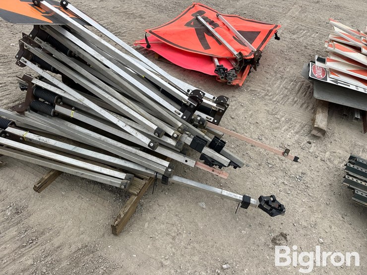 road/construction-barricades,-signage-&-stands-image-12