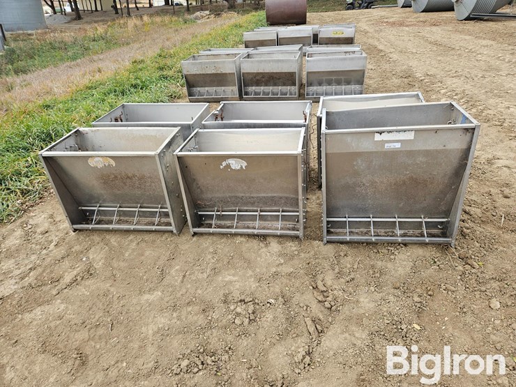 big-husky-&-hog-slat-stainless-steel-nursery-feeders-image-4