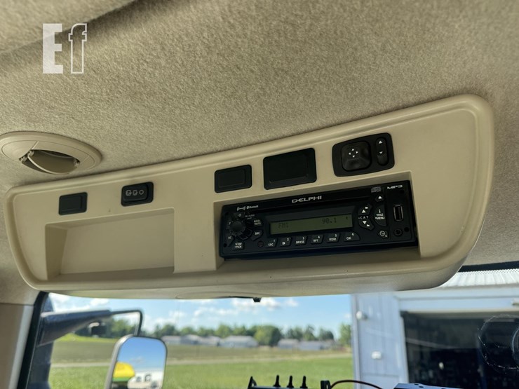 2013-john-deere-8235r-image-25