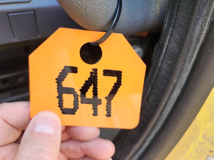 2016-freightliner-semi,-tag-#647-image-2