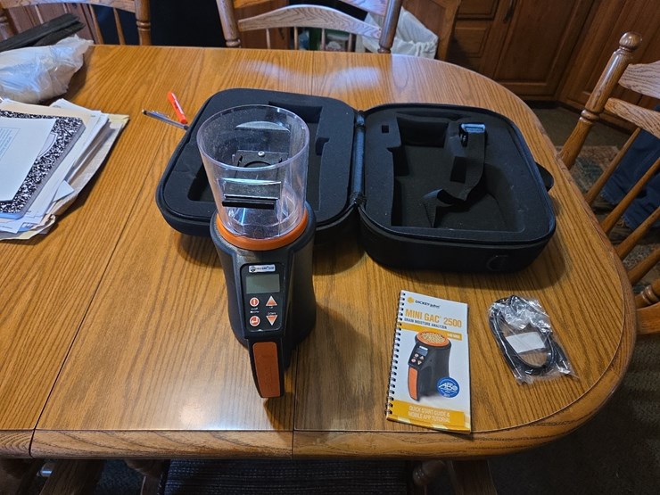 dickey-john-gac-mini-2500-grain-moisture-tester-image-1