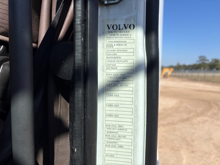 #16202-•-2015-volvo-image-21