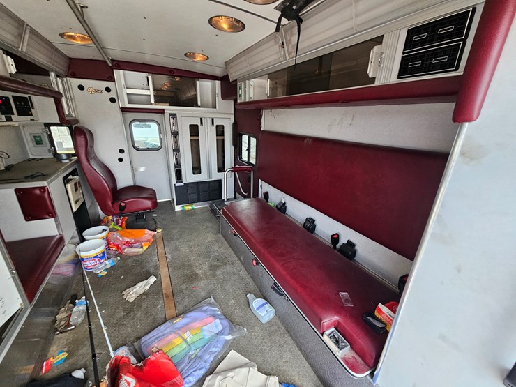 #22778-•-2003-ford-econoline-van-ambulance-image-50