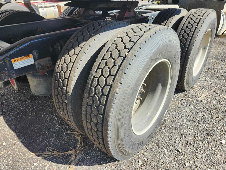 2016-freightliner-semi,-tag-#647-image-11