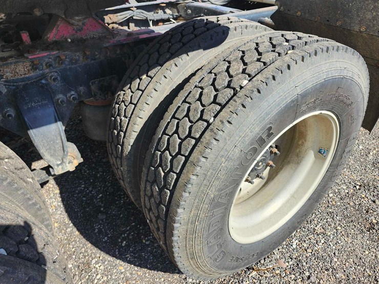 2016-freightliner-semi,-tag-#647-image-12