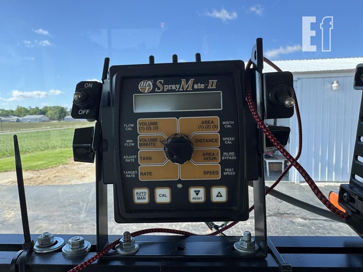 2013-john-deere-8235r-image-28