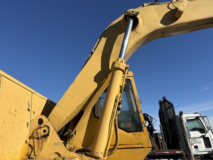 caterpillar-235-image-17