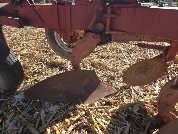 white-6-bottom-plow-image-11