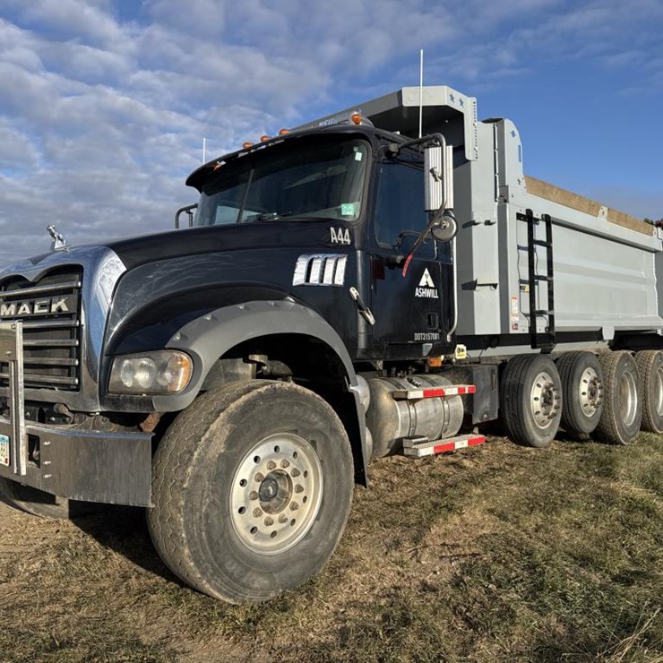 #1463 • 2007 Mack Quad Axle Dump Truck