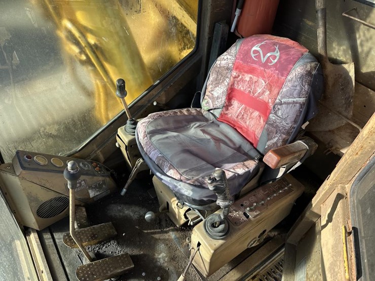 caterpillar-235-image-42