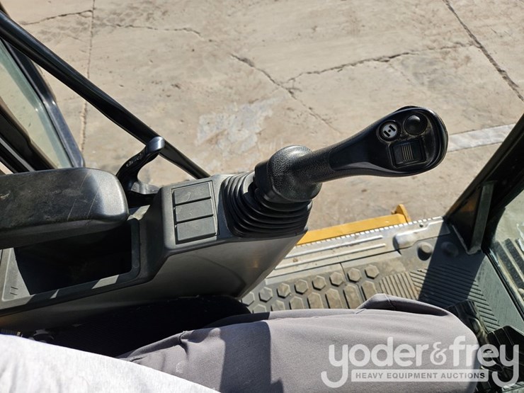 2019-caterpillar-320-image-41