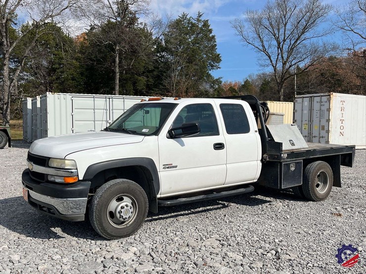 2002-chevrolet-silverado-flatbed-truck-image-1