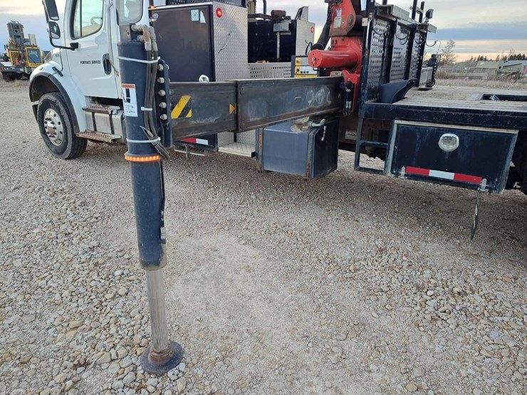 2014-freightliner-m2-106-image-26